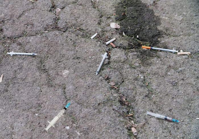A început deja vaccinarea în București? În Rahova sunt mii de seringi pe jos