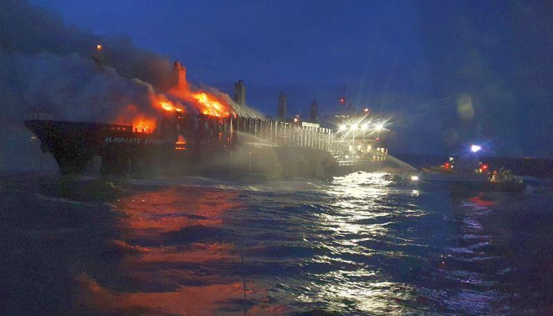 Nava încărcată cu cherestea cuprinsă de flăcări în largul portului Göteborg