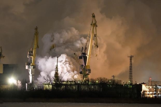 Incendiu masiv pe corveta rusă Provorny aflată în construcții la șantierul din Sankt Petersburg