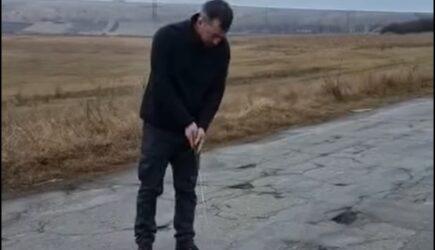 Protest inedit la Roșiești: sătenii și-au scos crosele și s-au apucat de jucat golf în gropile din asfalt