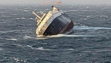O navă comerciala de tip RO-RO, din Emiratele Arabe Unite s-a scufundat în largul coastei Iranului. 29 din cei 30 de membri ai echipajului au fost salvați