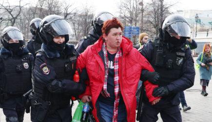 Peste 800 de persoane reținute pentru proteste în Rusia