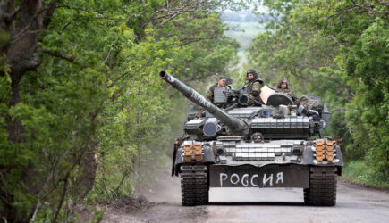 Pierderile de sute de tancuri din Ucraina ridică întrebări privind  strategia militara a Rusiei
