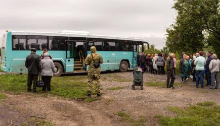 Reprezentanții ruși înarmați în Ucraina fac presiuni asupra localnicilor  să voteze pentru anexare