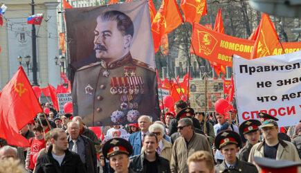 „Stalin ne-a crescut sa avem loialitate față de oameni. Stalin ne-a inspirat la muncă și la eroism” – versuri din vechiul imn sovietic